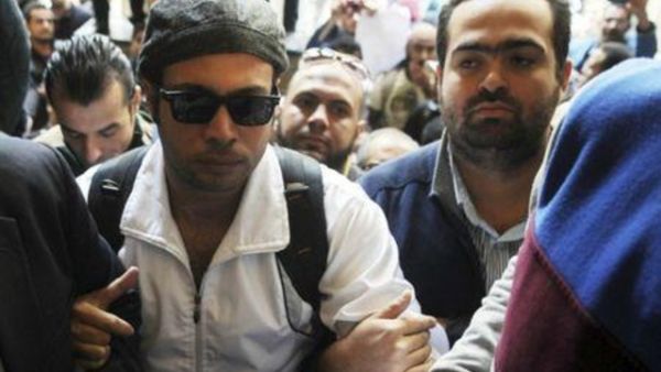 أحمد ماهر (بالنظارة الشمسية) مؤسس حركة 6 أبريل الاحتجاجية المصرية وبجواره زميله الناشط محمد عادل
