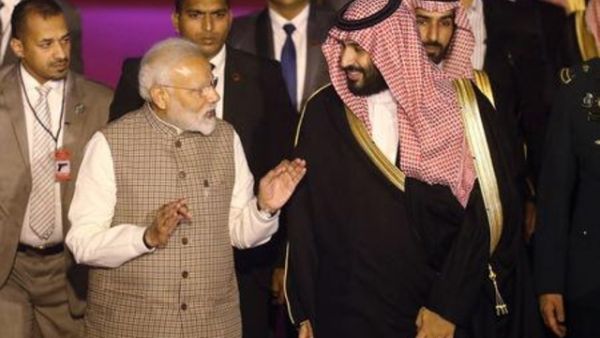 رئيس وزراء االهند ناريندرا مودي يستقبل ولي العهد السعودي الأمير محمد بن سلمان لدى وصول الأخير إلى نيودلهي
