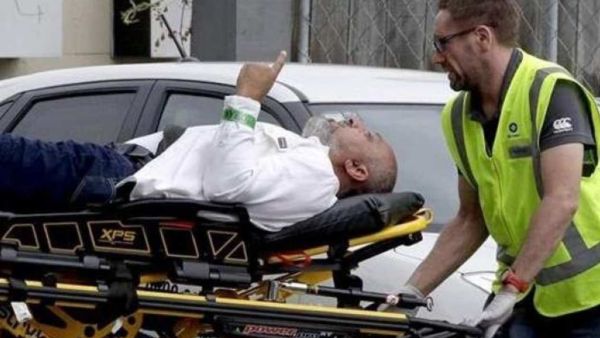 السعودي رافع السبابة