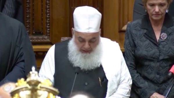 برلمان نيوزيلندا يستهل اولى جلساته بعد المجزرة بتلاوة ايات من القرآن