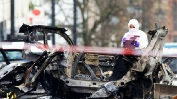 عناصر من الشرطة الجنائية بفحصون آثار الانفجار الذي وقع بسيارة مفخخة في ديري بإيرلندا الشمالية
