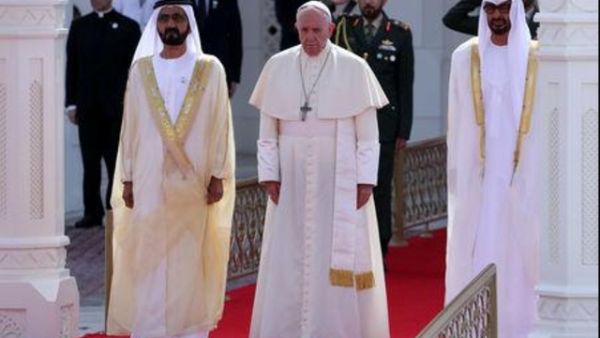 البابا فرنسيس بابا الفاتيكان وولي عهد أبوظبي الشيخ محمد بن زايد آل نهيان (يمينا) وحاكم دبي الشيخ محمد بن راشد في القصر الرئاسي في أبوظبي

