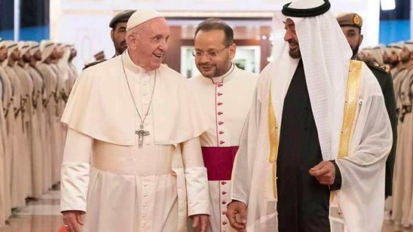البابا يصل الإمارات في زيارة هي الأولى لشبه الجزيرة العربية