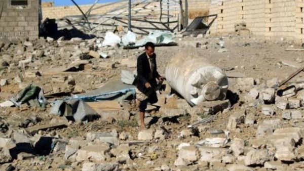 يمني بين أنقاض مبنى دمرته غارات للتحالف العسكري بقيادة السعودية في صنعاء
