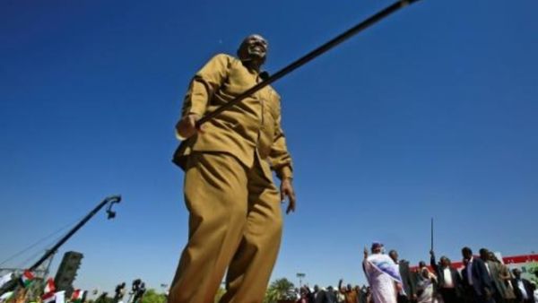 الرئيس السوداني عمر البشير وسط حشد من أنصاره في الساحة الخضراء في الخرطوم
