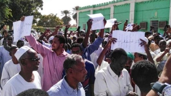 محتجون سودانيون يهتفون بشعارات ضد الرئيس عمر البشير في تظاهرة في مدينة ام درمان

