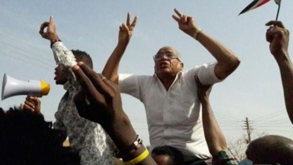 محتجون سودانيون يلوحون بالعلم الوطني ويهتفون بشعارات خلال تظاهرة مناهضة للحكومة في مدينة أم درمان

