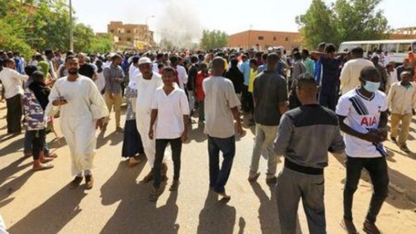 محتجون يتجمعون يوم الجمعة بالقرب من منزل متظاهر قتل بالرصاص خلال مظاهرات مناوئة للحكومة السودانية
