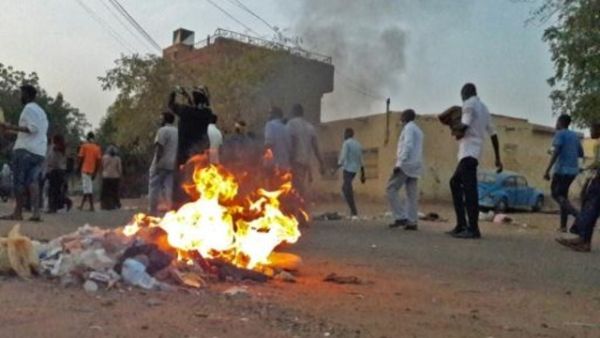 مدرسون سودانيون يحتجون على مقتل زميل لهم أثناء احتجازه لدى الشرطة