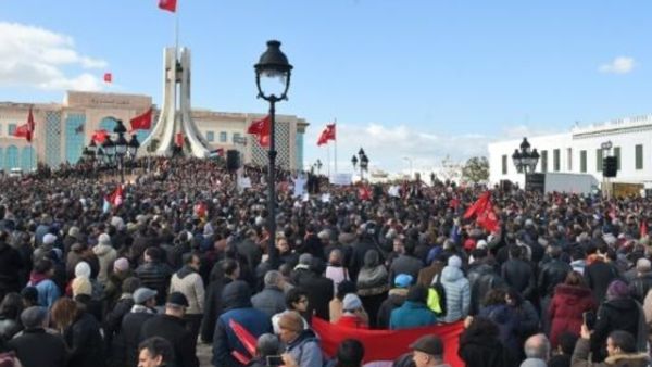 مدرسو تعليم ثانوي تونسيون يلوحون بالعلم الوطني ويهتفون بشعارات أثناء تظاهرة بساحة الحكومة بالقصبة بالعاصمة التونسية
