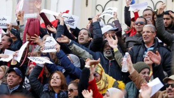 آلاف المدرسين يحتجون في تونس للمطالبة بتحسين أوضاعهم المالية

