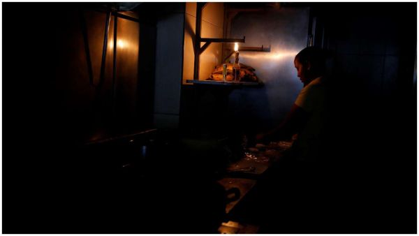 انقطاع الكهرباء يشل فنزويلا لليوم الثالث على التوالي

