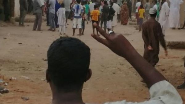 متظاهر سوداني يرفع علامة النصر خلال تظاهرة مناهضة للحكومة في الخرطوم

