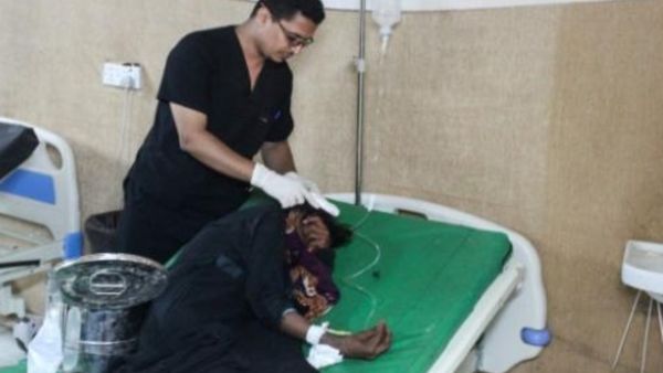 أطباء يمنيون يعالجون امرأة اصيبت برصاصة في قرية الدريهمي الى الأطراف الجنوبية للحديدة
