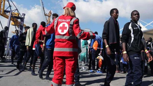 ايطاليا لن تسمح لسفينة تقل أكثر من 400 شخص أن ترسو في موانئها