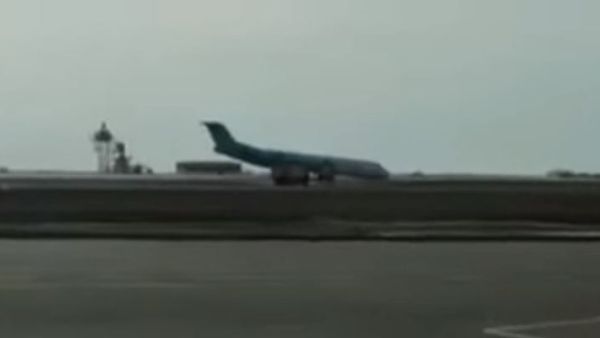 طائرة ركاب من طراز "فوكر-100" تابعة لشركة "BEK AIR" الكازاخستانية 