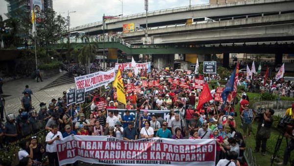 مظاهرة في شوارع مانيلا احتجاجا على الحرب الدامية التي يخوضها دوتيرتي ضد المخدرات