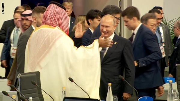 المصافحة بين الرئيس فلاديمير بوتين والأمير السعودي محمد بن سلمان في قمة G20