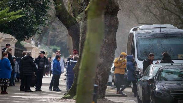 حافلات تقل العاملين بالسفارة الروسية في لندن