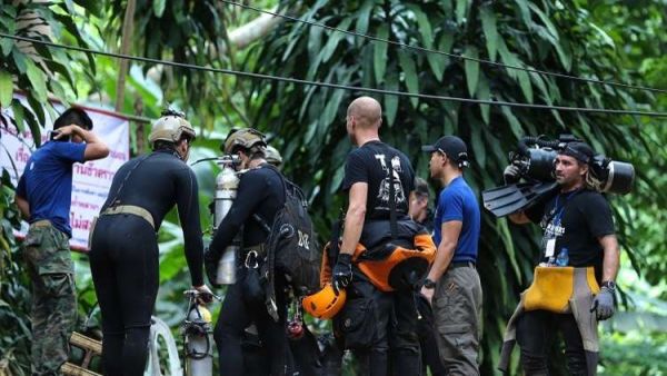 البحرية التايلاندية احضرت معدات الغوص لتعليم الأطفال المحاصرين كيفية استخدامها 