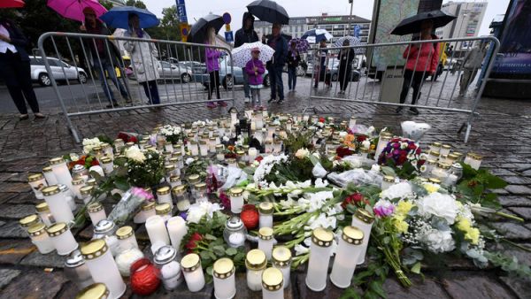 قالت الشرطة الفنلندية، السبت 19 أغسطس/آب، إنها اعتقلت 4 مغاربة يشتبه بضلوعهم في تنفيذ عملية طعن في مدينة توركو، حيث قتل خلالها شخصان اثنان وأصيب 6 آخرون

أحد منفذي عملية الطعن وصل إلى فنلندا في 2016 ضمن برنامج لطلب اللجوء.