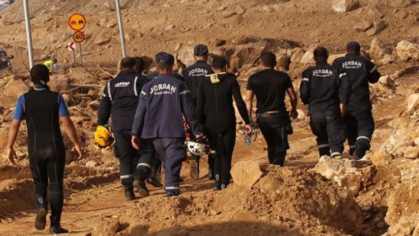 الدفاع المدني الأردني يواصل عملياته في منطقة البحر الميت