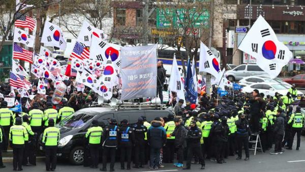 لا تزال الكوريتان اليوم تقنيا في حالة حرب لان النزاع بين 1950 و1953 توقف بموجب هدنة وليس بموجب معاهدة سلام