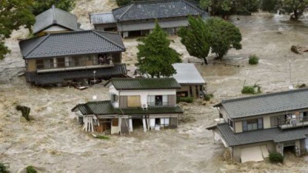 مياه فيضان تجتاح شرق اليابان