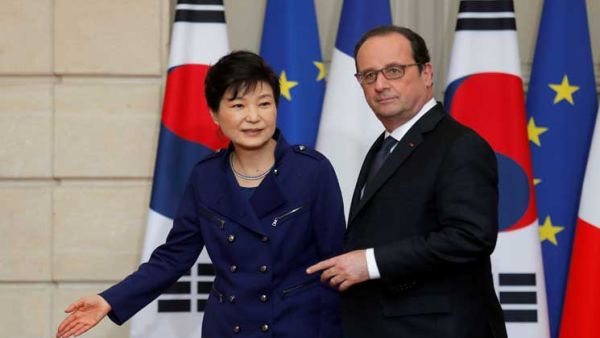  رئيسة كوريا الجنوبية باك كون هيه مع نظيرها الفرنسي فرنسوا أولاند 