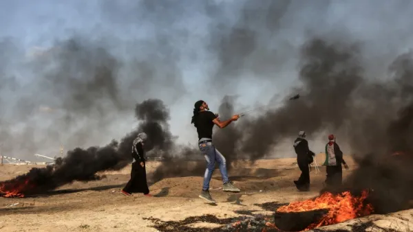 آلاف الفلسطينيين، يتجمهرون في عدة مواقع قرب السياج الفاصل بين القطاع وإسرائيل، منذ نهاية شهر مارس/آذار الماضي