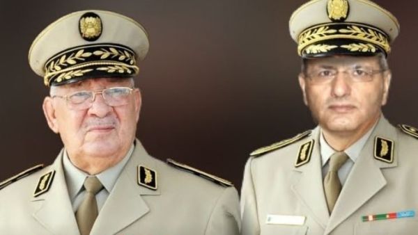 اللواء المتقاعد علي غديري (يمين) و قائد أركان الجيش الجزائري الفريق أحمد قايد صالح 