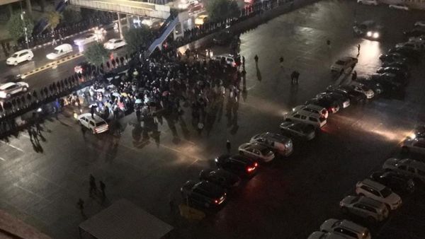 المعتصمون في الساحة المقابلة لمستشفى الأردن في العاصمة عمان