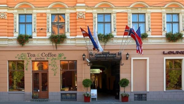 مسلحون مجهولون يقتحمون فندقا وسط العاصمة اللاتفية