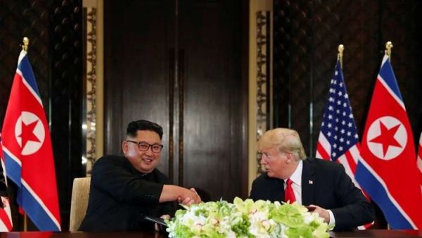 الرئيس الأمريكي دونالد ترامب وزعيم كوريا الشمالية كيم جونغ أون خلال القمة التاريخية