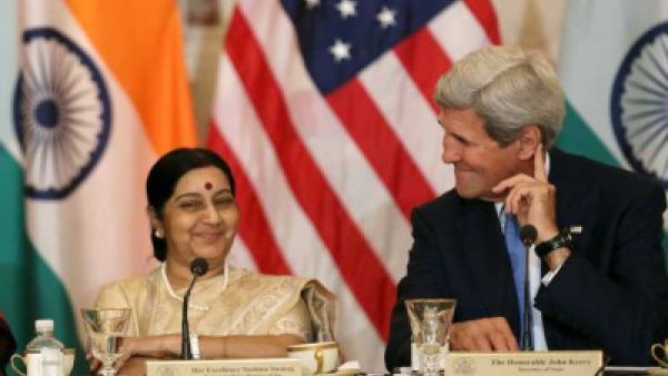 وزير الخارجية الاميركي كيري ونظيرته الهندية سوشما سواراج