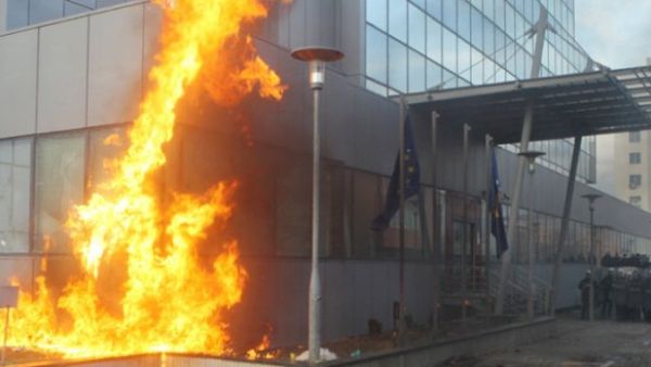 متظاهرون يشعلون حريقا في مقر حكومة كوسوفو