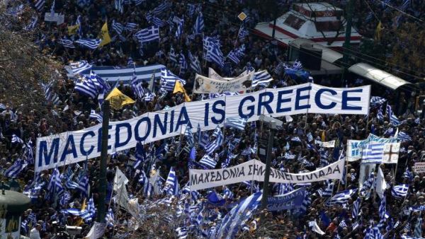منذ ان اعلنت مقدونيا استقلالها عام 1991، يرفض اليونانيون القبول بحقها في استخدام اسم “مقدونيا”