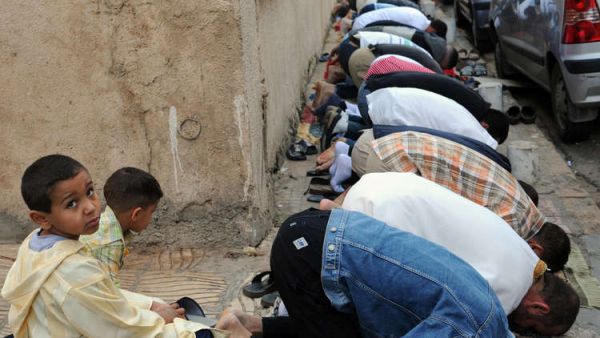 أحكاما بالسجن بين 3 و6 أشهر مع وقف التنفيذ بحق 26 من أتباع الطائفة الأحمدية