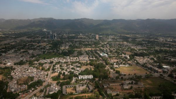 عاصفة تضرب شمال باكستان تقتل وتجرح العشرات