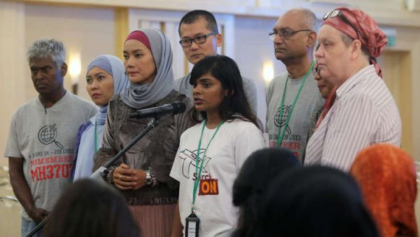 مجموعة من ذوي ركاب الطائرة الماليزية المفقودة منذ 4 سنوات