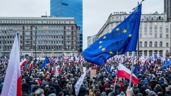 20 ألف شخص تجمعوا أمام مجمع التلفزيون الحكومي في وارسو