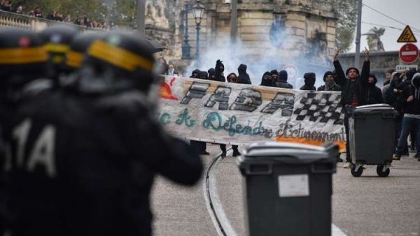 صدامات مع المتظاهرين في حملة نظمها الطلاب للحصول عدد أكبر من المقاعد الجامعية