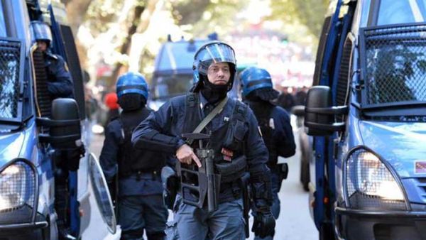 عناصر من الامن الايطالي