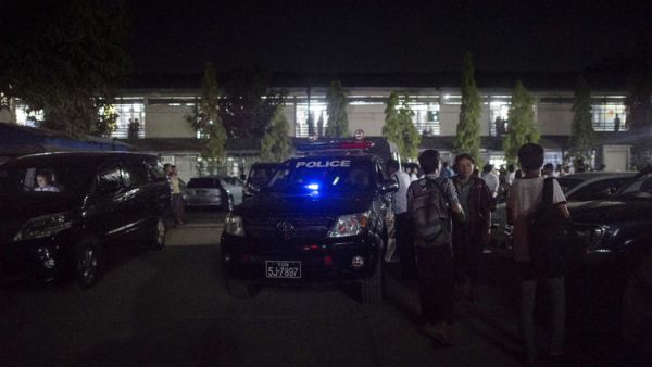 عناصر من شرطة ميانمار أمام المستشفى الذي نقلت إليه جثة القتيل
