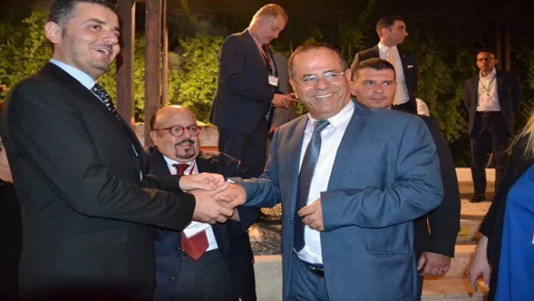 صورة تذكارية تجمع وزير الاتصالات الإسرائيلي أيوب قرا و وزير الثقافة السابق عمر القويري – رودس – اليونان – 29 يونيو 2017