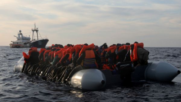انقاذ مهاجرين افارقة في البحر الأبيض المتوسط / أرشيفية
