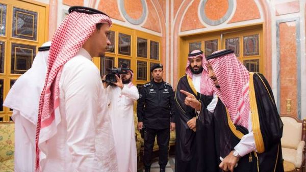 العاهل السعودي الملك سلمان وولي العهد يستقبلان أفرادا من عائلة خاشقجي