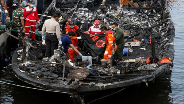  السفينة الاندنوسية كانت تنقل حوالى 200 شخص الى جزيرة تيدونغ السياحية