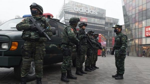 عناصر من الامن الصيني