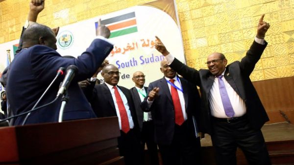  الأطراف المتحاربة في جنوب السودان توقع على اتفاق سلام في الخرطوم